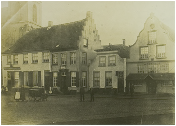 104171 Zuidzijde Markt. Met rechts het huis met de Luts. Links De twee Morianen van Nicolaas van Griensven en daarnaast ...
