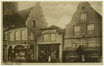 104175 Zuidzijde Markt. Van links naar rechts: boekhandel J.H. van de Burgt, muziekhandel Th. van Beeck en het huis met ...