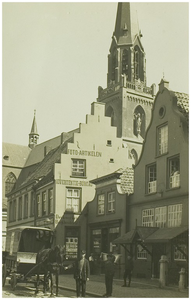 104180 Zuidzijde Markt, gezien vanaf het huis met de Luts (apotheek Van Hoeck) in de richting van de Kerkstraat. Boven ...