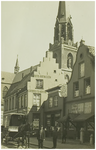 104180 Zuidzijde Markt, gezien vanaf het huis met de Luts (apotheek Van Hoeck) in de richting van de Kerkstraat. Boven ...