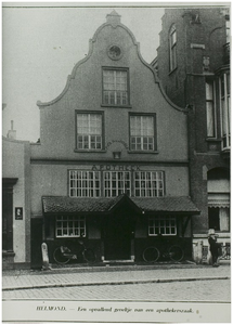 104184 Zuidzijde Markt. Het huis met de Luts (apotheek Van Hoeck). Rechts een gedeelte van de villa van Van Thiel, ...