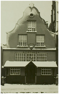 104186 Zuidzijde Markt. Het huis met de Luts (apotheek Van Hoeck) met winterse sneeuw, 1910 - 1920
