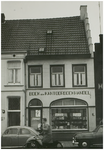 104187 Markt 3. Boek- en kantoorboekhandel Van de Burgt tijdens de opheffingsuitverkoop. Pand dateert uit de 16e eeuw ...