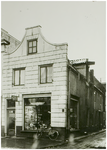 104188 Zuidzijde Markt / hoek Kamstraat. Rechterdeel van het winkelpand van ijzerhandel P.J. Promper (is gesloopt en ...