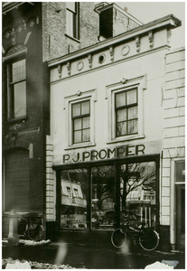 104189 Zuidzijde Markt / hoek Kamstraat. Linkerdeel van het winkelpand van ijzerhandel P.J. Promper (is gesloopt en ...