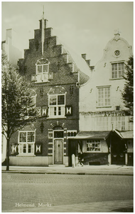 104195 Zuidzijde Markt. Links het huis van fotograaf Kat, rechts het huis met de Luts (apotheek Van Hoeck), 1945 - 1955