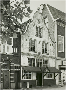 104198 Zuidzijde Markt, nummers 5 t/m 9. In het midden het huis met de Luts voor de restauratie van 1978/1979. Op de ...