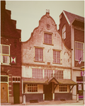 104200 Zuidzijde Markt, nummers 5 t/m 9. In het midden het huis met de Luts voor de restauratie van 1978/1979. Op de ...