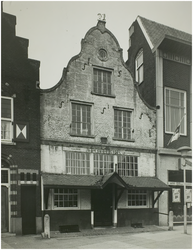 104201 Zuidzijde Markt, nummers 5 t/m 9. In het midden het huis met de Luts voor de restauratie van 1978/1979. Op de ...
