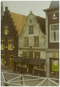 104203 Zuidzijde Markt, gezien vanaf het hoekpand aan de noorzijde van de 'Veestraat'. Links het pand van mevrouw ...