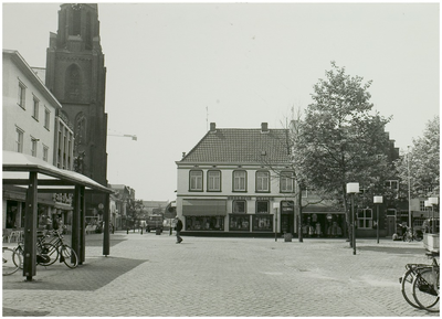 104210 Zuidzijde Markt en Kerkstraat. Op de achtergrond De Wiel. Links aan de Kerkstraat de kerk Sint Lambertus, 05-1980