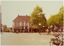 104211 Zuidzijde Markt en Kerkstraat. Op de achtergrond De Wiel. Rechts fontein met kunstwerk, 05-1980