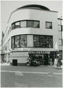 104216 Hoek zuidzijde Markt / Kerkstraat. Pand De Valck. Officieel geopend op 20 januari 1994. Gebouwd tussen november ...