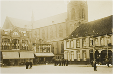 104261 Markt, zuidoostelijke hoek. Links de hotel-café De Korenbeurs, daarnaast hotel-café Lambert en de kerk Sint ...
