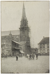 104262 Markt, gezien vanuit de richting 'Marktstraat' in de richting Kerkstraat. De kerk Sint Lambertus in de steigers. ...