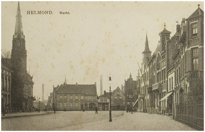 104263 Markt, gezien vanuit de richting van de 'Marktstraat' in de richting van de Kerkstraat. Links de villa van Carp. ...