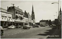 104272 Markt, gezien vanuit de richting van de 'Marktstraat' in de richting van de Kerkstraat. Links het 1968 verbouwde ...