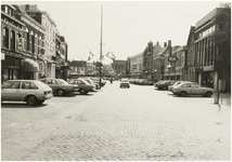 104279 Markt, gezien vanuit de richting van de 'Marktstraat' in de richting van de 'Kerkstraat' ter hoogte van chinees ...