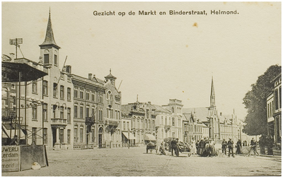 104291 Markt, gezien vanuit de richting van de 'Kerkstraat' in de richting van de 'Marktstraat'. Links muziekkiosk en ...