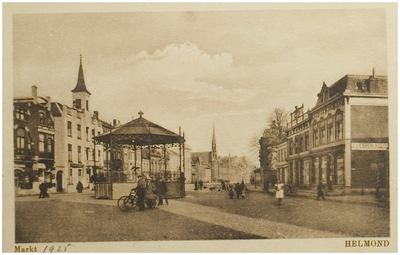 104292 Markt, gezien vanuit de richting van de 'Kerkstraat' in de richting van de Marktstraat. Links stadhuis, midden ...