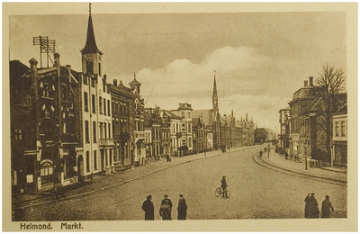 104297 Markt, gezien vanuit de richting van de 'Veestraat' in de richting van de Marktstraat.. Links de sigarenzaak van ...