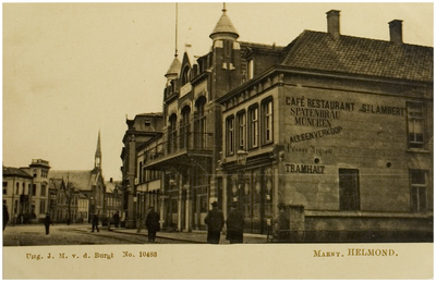 104298 Markt, gezien vanuit de Kerkstraat in de richting van de 'Marktstraat'. Links het witte huis van Van Vlissingen ...