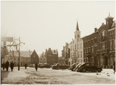 104315 Markt, gezien vanuit de richting van de 'Marktstraat' in de richting van de 'Veestraat'. Links een gedeelte van ...