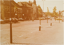 104328 Mark, gezien vanuit de richting van de 'Marktstraat' in de richting van de 'Kerkstraat'. Helemaal links bistro ...