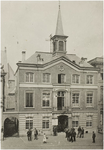 104358 Markt, westkant. Stadhuis tijdens de verkiezingen van 1901. Op het bord bij de ingang van het stadhuis de namen ...