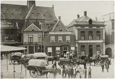 104361 Markt, westkant. Van links naar rechts A. Waals, filiaal van bedrijf uit Leiden in manufacturen; notaris ...