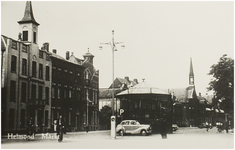 104369 Markt, westzijde. In het midden de muziekkiosk. Links Leeszaal Sint Augustinus. Rechts het klooster Sint ...