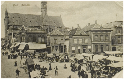 104372 Markt, westzijde, hoek Veestraat. In de Veestraat de kerk Heilig Hart. Aan de Markt van links naar rechts ...