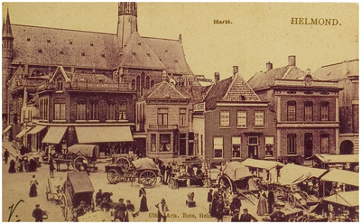 104373 Markt, westzijde, hoek Veestraat. In de Veestraat de kerk Heilig Hart. Aan de Markt van links naar rechts ...