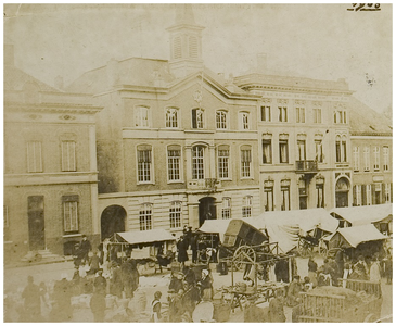 104377 Markt, westkant, gezien vanaf de hoogte van de 'Ameidestraat'. Van links naar rechts herenhuis van notaris ...