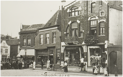 104381 Markt, westkant, met zicht op de hoek Veestraat / Kamstraat. Van links naar rechts de zaak van Jos. Van Wel in ...