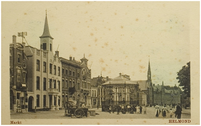 104391 Markt, westkant, gezien in de richting van de 'Marktstraat'. In het midden de muziekkiosk. Tweede van links het ...