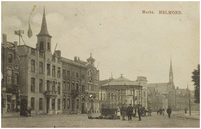 104392 Markt, westkant, gezien in de richting van de 'Marktstraat'. In het midden de muziekkiosk. Het tweede gebouw van ...