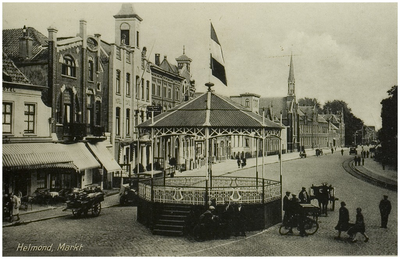 104398 Markt, overzichtsfoto, gezien in de richting van de Marktstraat, vanaf de hoogte van de muziekkiosk. Links ...