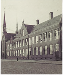 104399 Markt, westkant. Fotodruk van het volledig zichtbare klooster Sint Aloysius, 1938