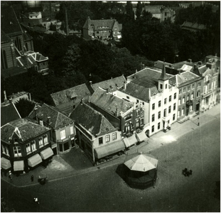 104401 Luchtfoto Markt westzijde, hoek Veestraat. In het midden de muziekkiosk, 1930 - 1938