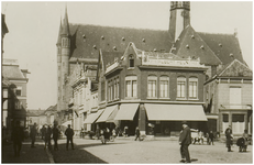 104402 Markt / Veestraat. Rechts het pand van Raijmakers (later notaris Houpperichs). Daarnaast op de hoek Markt / ...