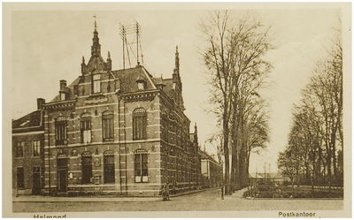 104410 Markt westkant / hoek Watermolenwal. Postkantoor en Ameide, 1915 - 1925