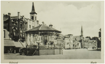 104414 Markt, westkant, gezien in de richting van de Marktstraat. Middenvoor de muziekkiosk, 1925 - 1935