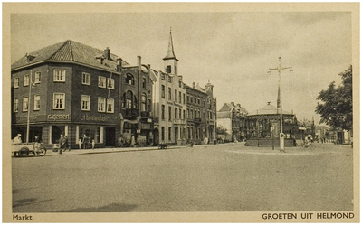 104419 Markt, westkant, gezien vanaf de meubelzaak van Van Gemert in de richting van de 'Marktstraat'. Midden rechts de ...