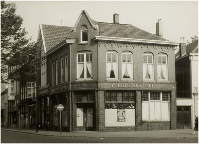 104422 Markt, westkant / hoek Veestraat. Gesloten winkel van Albert Heijn na verhuizing, 1959
