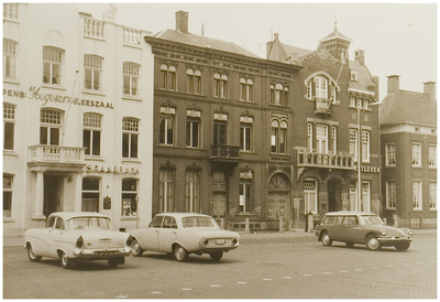 104430 Markt, westkant, gezien in de richting 'Marktstraat'. Links uitleenbibliotheek en openbare leeszaal Sint ...