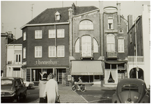 104432 Markt, westkant, gezien vanuit de richting van de 'Ameidestraat''. Links een gedeelte van het pand dat voorheen ...