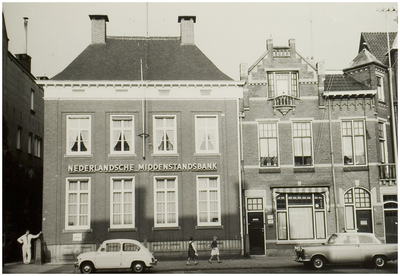 104436 Markt, westkant. Links de Nederlandsche MiddenstandsBank (NMB) in het voormalige pand van Jos. van ...
