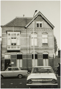 104437 Markt, westkant. Huis van arts Loncq de Jong. In dit pand, dat gebouwd is als woonhuis van H. Fentener van ...