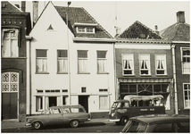 104441 Markt, westkant. Links een gedeelte van het in 1970/1971 gesloopte klooster Sint Aloysius. Rechts daarvan met ...
